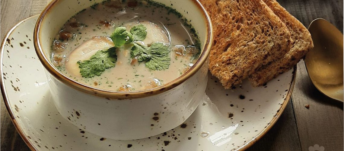 طريقة عمل شوربة الفطر بالكريمة والفلفل الأبيض