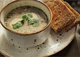 طريقة عمل شوربة الفطر بالكريمة والفلفل الأبيض