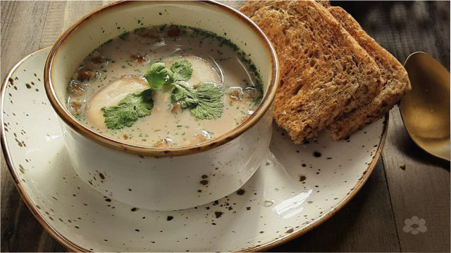 طريقة عمل شوربة الفطر بالكريمة والفلفل الأبيض