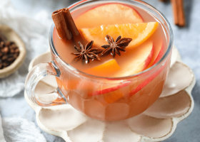 طريقة عمل مشروب التفاح والزنجبيل والقرنفل