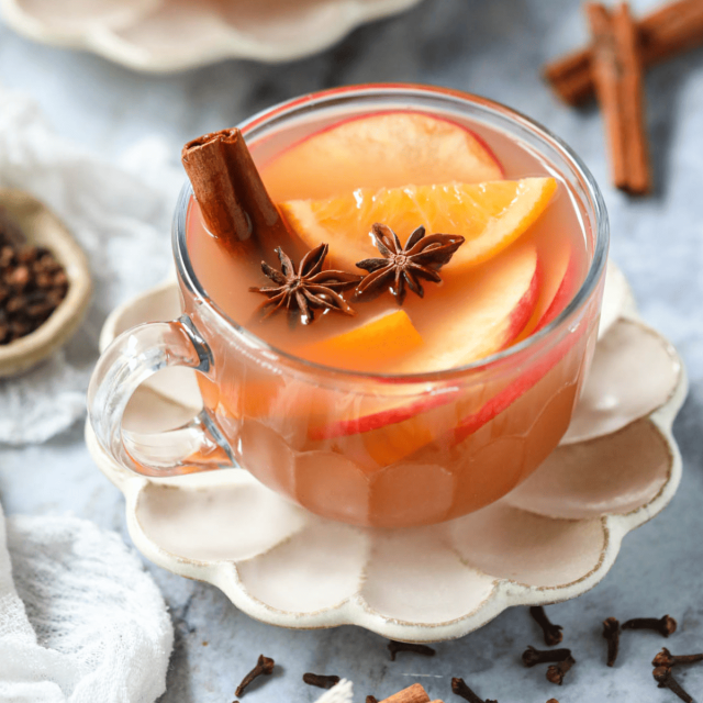 طريقة عمل مشروب التفاح والزنجبيل والقرنفل