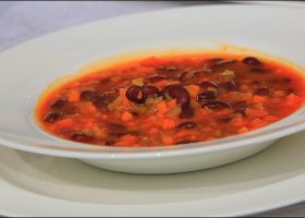 طريقة عمل شوربة الفاصوليا الحمراء بالبابريكا المدخنة