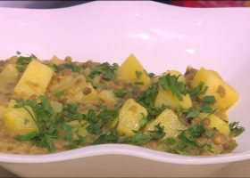 طريقة عمل شوربة البطاطا بالكاري وجوز الهند الدافئة