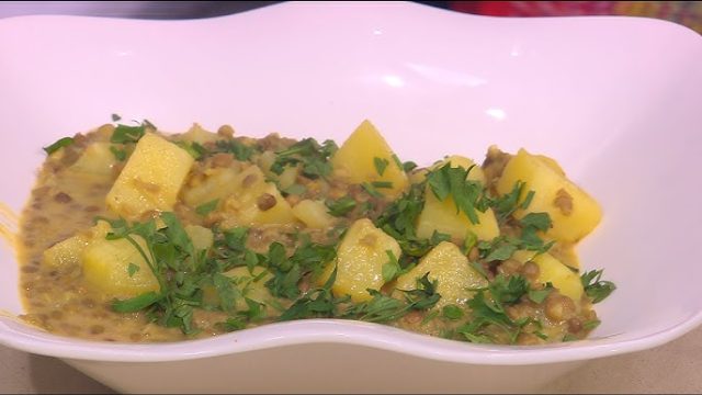 طريقة عمل شوربة البطاطا بالكاري وجوز الهند الدافئة