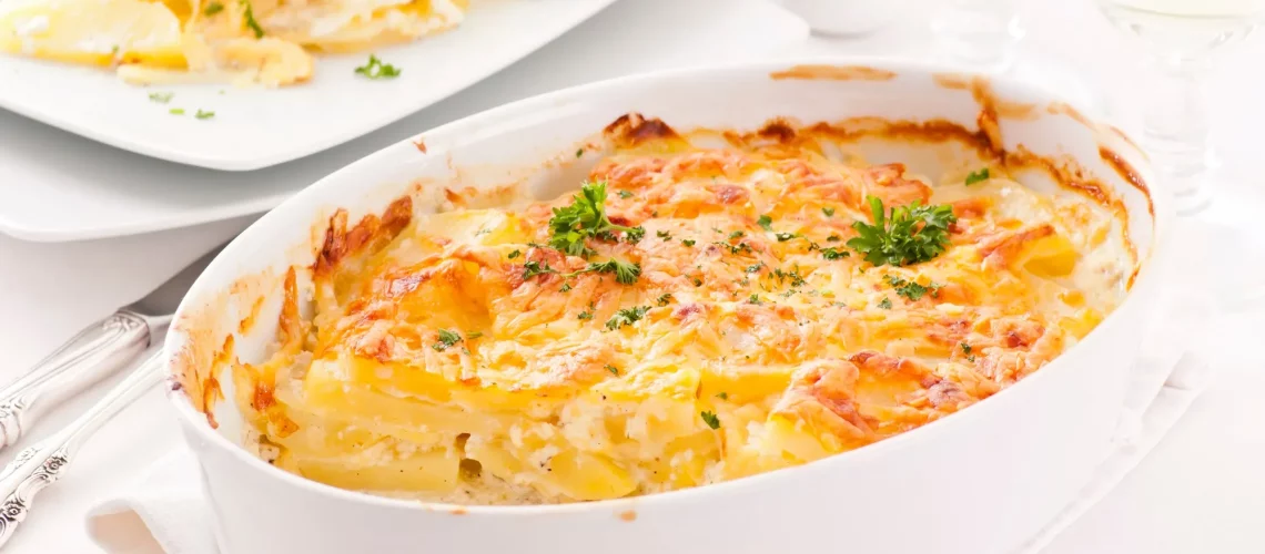 طريقة عمل صينية بطاطس بصوص الثوم واللبن