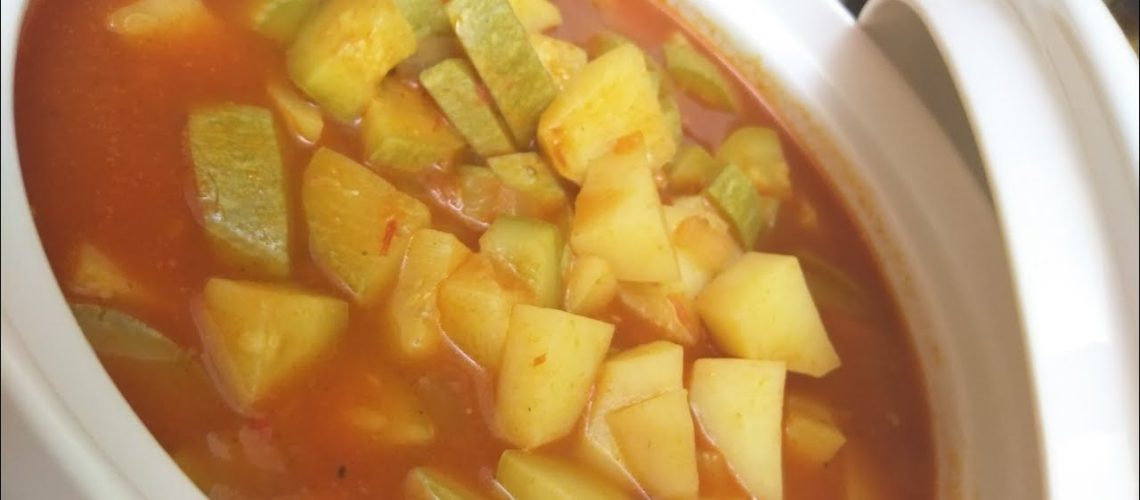 طريقة عمل يخنة الكوسا والبطاطس بالصلصة الحمراء
