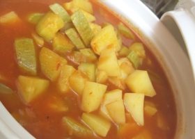 طريقة عمل يخنة الكوسا والبطاطس بالصلصة الحمراء