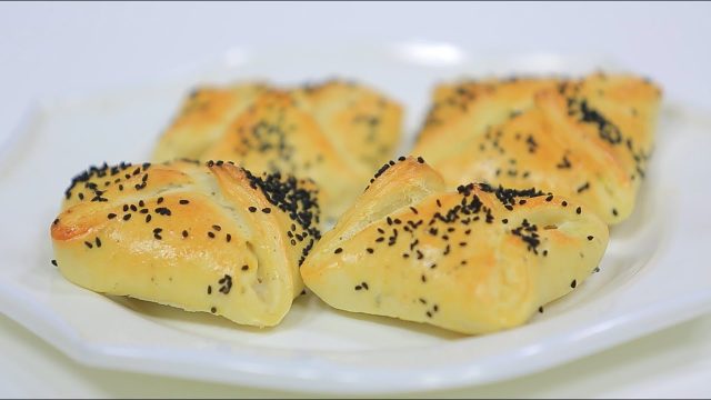 طريقة عمل خبز محشي بخلطة الجبن والزعتر والبابريكا المدخنة