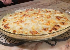 طريقة عمل صينية بطاطس فريسكاسى بالكريمة والجبنة الشيدر