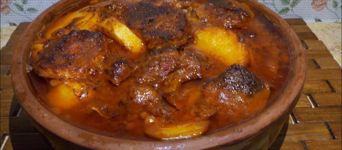 طريقة عمل طاجن البطاطس المدخنة باللحم وصوص الفلفل