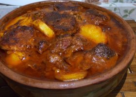 طريقة عمل طاجن البطاطس المدخنة باللحم وصوص الفلفل