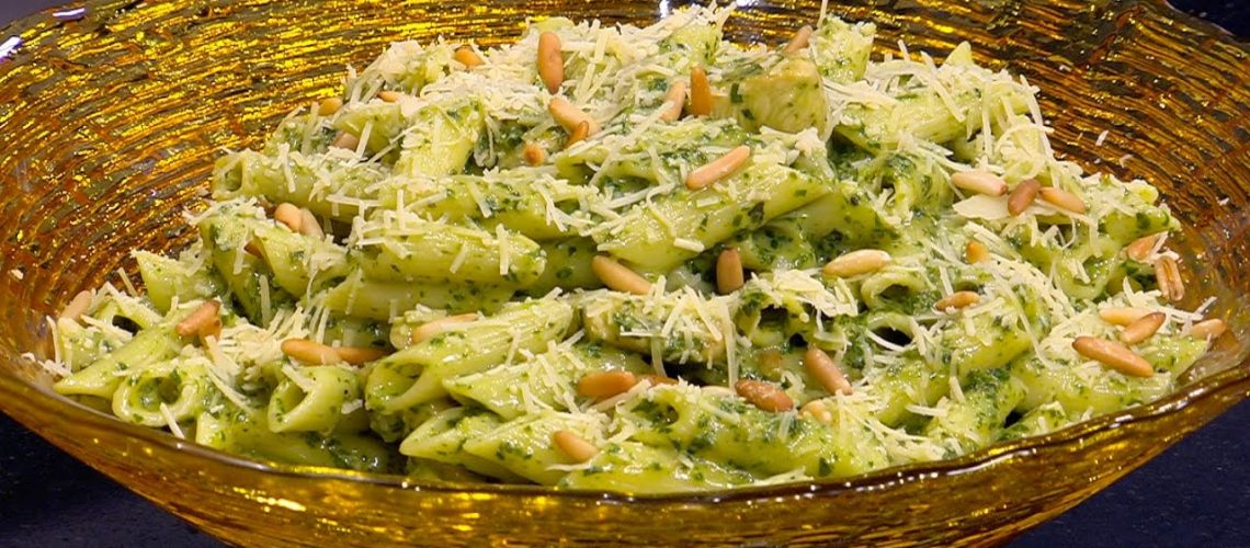 طريقة عمل مكرونة بالسبانخ وصوص الثوم الحار