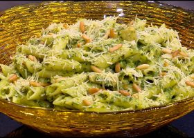 طريقة عمل مكرونة بالسبانخ وصوص الثوم الحار