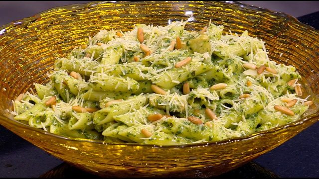 طريقة عمل مكرونة بالسبانخ وصوص الثوم الحار