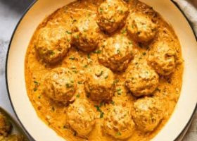 طريقة عمل كرات الدجاج بالكمثرى والزعتر فى صوص الزبدة