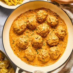 طريقة عمل كرات الدجاج بالكمثرى والزعتر فى صوص الزبدة