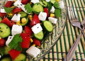 طريقة عمل سلطة الدال بجبن الفيتا