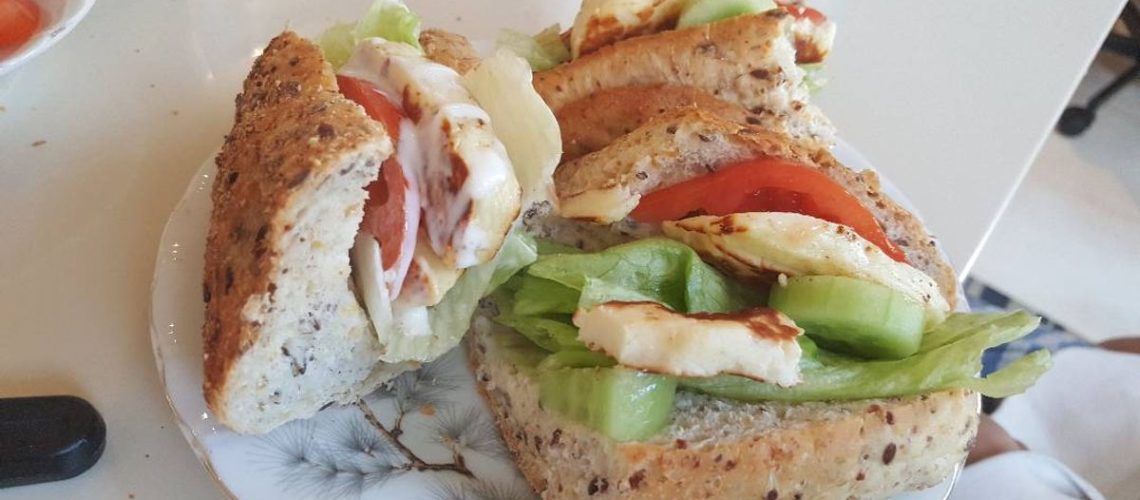 طريقة عمل سندوتش جبنه رومي بالخضار