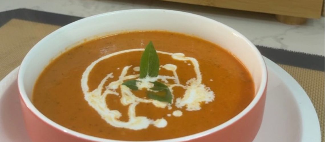 طريقة عمل شوربة الطماطم المشوية بالريحان