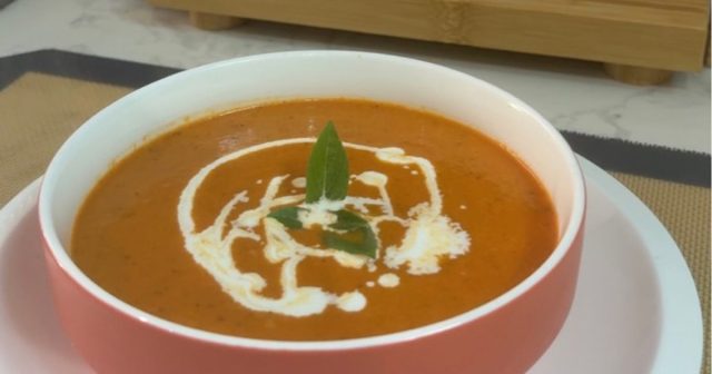 طريقة عمل شوربة الطماطم المشوية بالريحان
