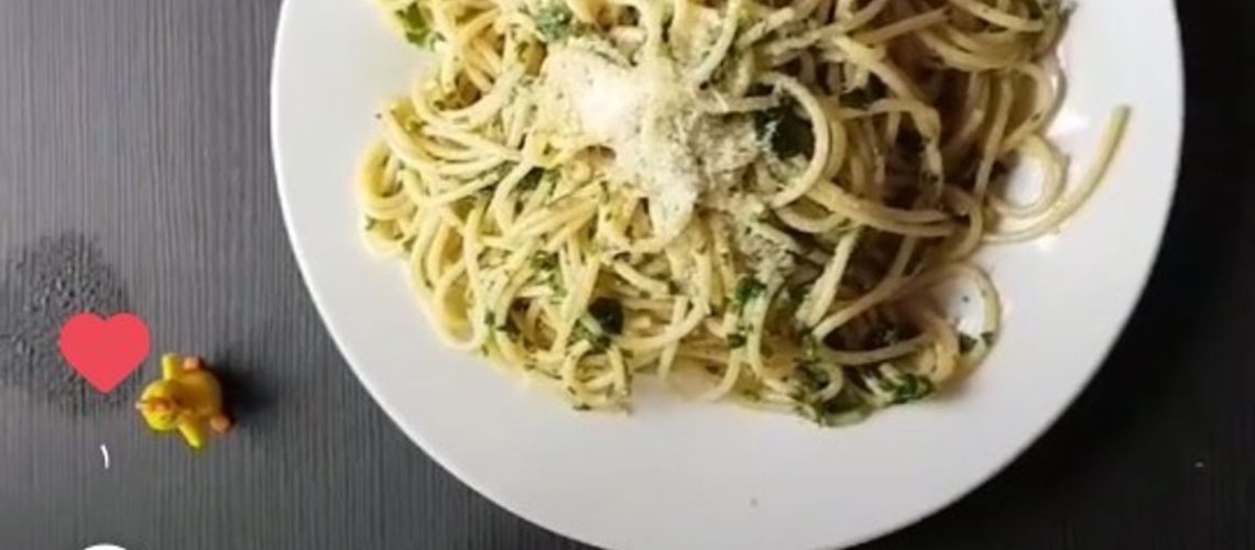 طريقة عمل مكرونة بالزبدة والمرمية
