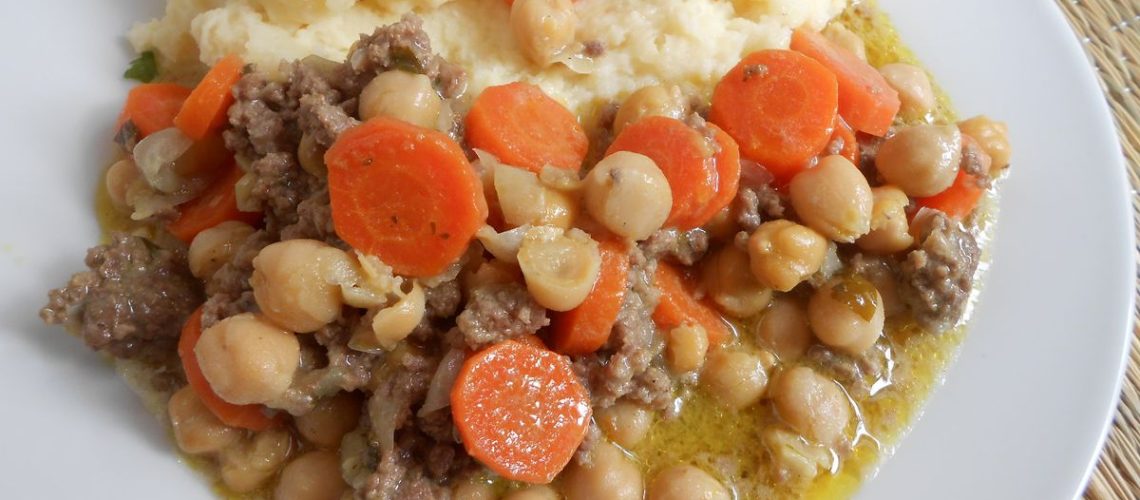 طريقة عمل طاجن الحمص بالكارى والكريمة