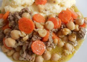 طريقة عمل طاجن الحمص بالكارى والكريمة