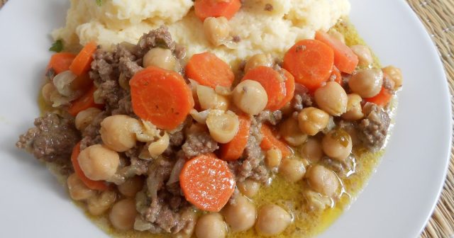 طريقة عمل طاجن الحمص بالكارى والكريمة