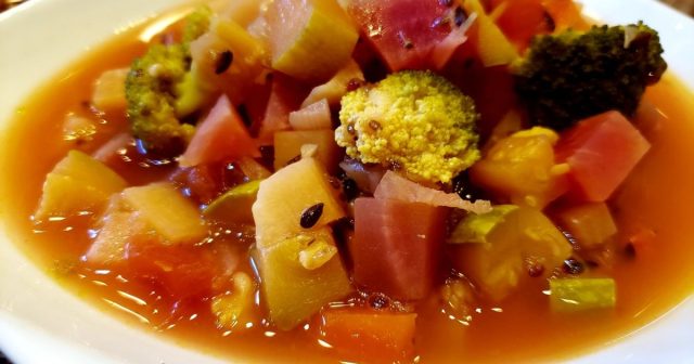 طريقة عمل شوربة البنجر والكاجو بنكهة البرتقال الدافئ