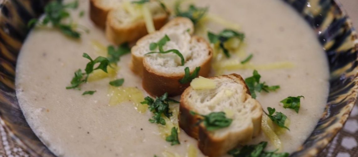 طريقة عمل شوربة الكريمة الحراقة بالثوم المشوي