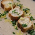 طريقة عمل شوربة الكريمة الحراقة بالثوم المشوي