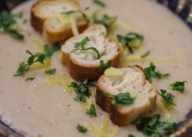 طريقة عمل شوربة الكريمة الحراقة بالثوم المشوي