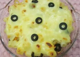 طريقة عمل طاجن مكرونة بالجبنة المعتقة وصوص الخردل