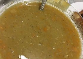 طريقة عمل شوربة العدس الأسود بالزنجبيل والفلفل الأحمر