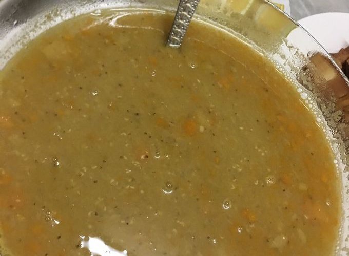 طريقة عمل شوربة العدس الأسود بالزنجبيل والفلفل الأحمر