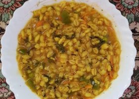 طريقة عمل شوربة الشعير بالكرفس والفلفل الأسود