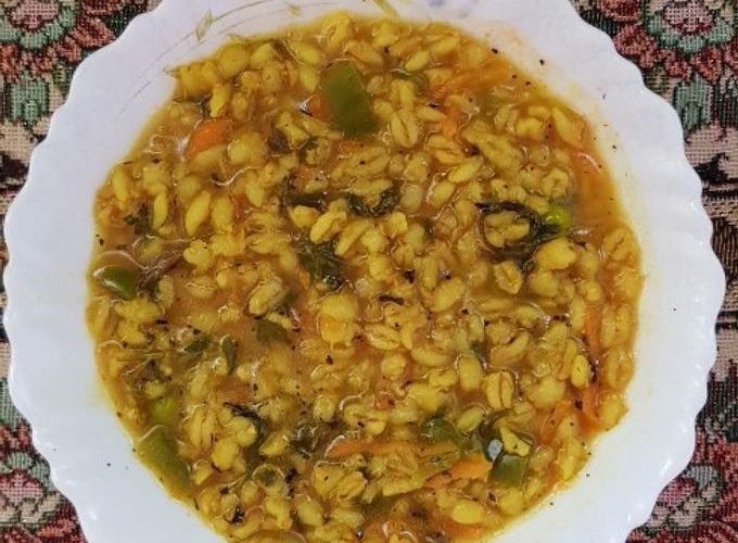 طريقة عمل شوربة الشعير بالكرفس والفلفل الأسود