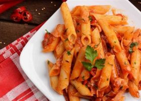 طريقة عمل مكرونة فرن شتوى بصوص الحمص والكارى