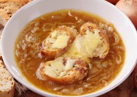 طريقة عمل شوربة البصل بالخل البلدى والجبنة المعتقة