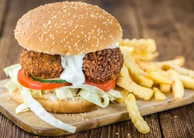 طريقة عمل برجر فلافل بصوص مانجو حار