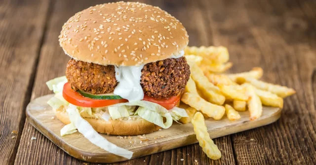 طريقة عمل برجر فلافل بصوص مانجو حار