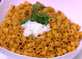 طريقة عمل مكرونة قشطة بالثوم المعمر و قشر اليوسفى