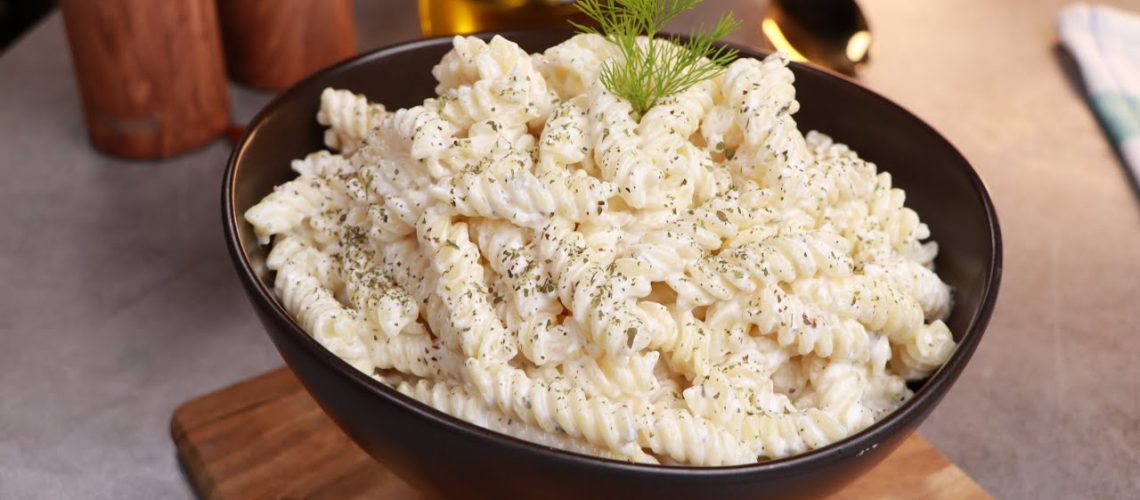 طريقة عمل مكرونة محمرة باللبن وجبنة رومى وبصل مكرمل