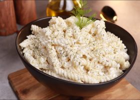 طريقة عمل مكرونة محمرة باللبن وجبنة رومى وبصل مكرمل