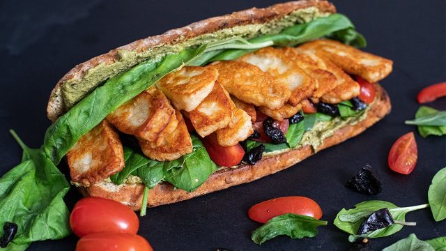 ساندوتش بطاطس مهروسة بالزعتر وجبنة حلومى