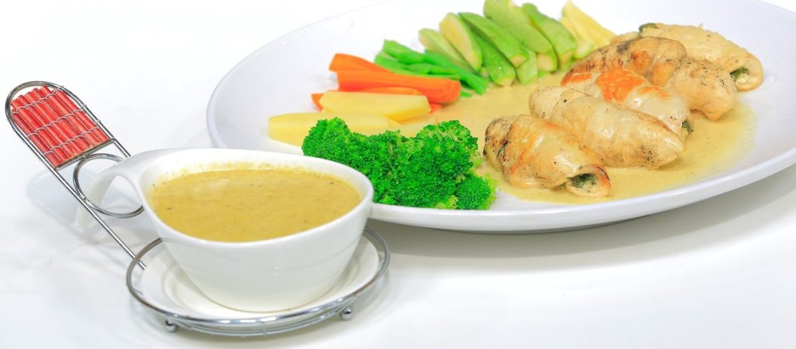 طريقة عمل صدور فراخ محشية سبانخ وجبنة فيتا بصوص زبادى بالثوم