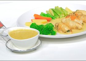 طريقة عمل صدور فراخ محشية سبانخ وجبنة فيتا بصوص زبادى بالثوم