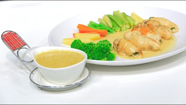 طريقة عمل صدور فراخ محشية سبانخ وجبنة فيتا بصوص زبادى بالثوم