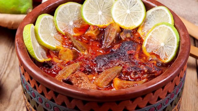 طريقة عمل طاجن بامية باللحم وصوص الطماطم المجففة