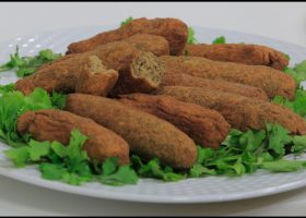 طريقة عمل كفتة عدس محمرة بقلب جبنة وصوص زبادى مدخن